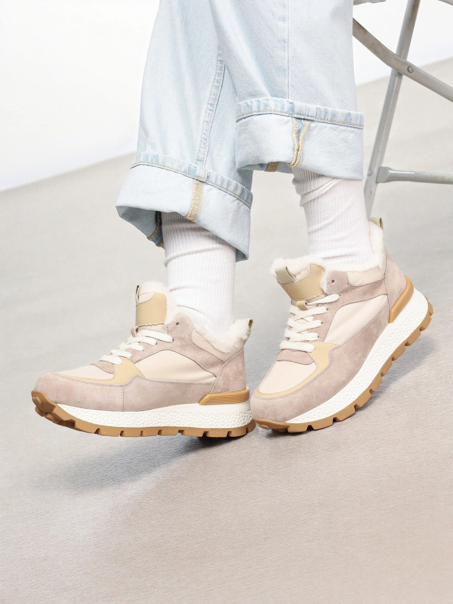 Кроссовки комбинированные бежевого цвета на рельефной подошве